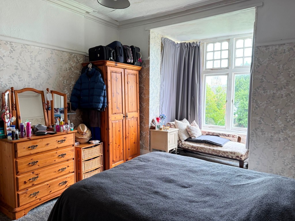 Lot: 133 - FREEHOLD BUILDING ARRANGED AS THREE FLATS PLUS BASEMENT - Bedroom